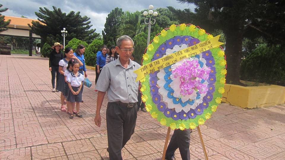 Viếng Nghĩa trang nhân kỷ niệm 70 năm ngày Thương binh Liệt sĩ 27/7 (1947-2017)