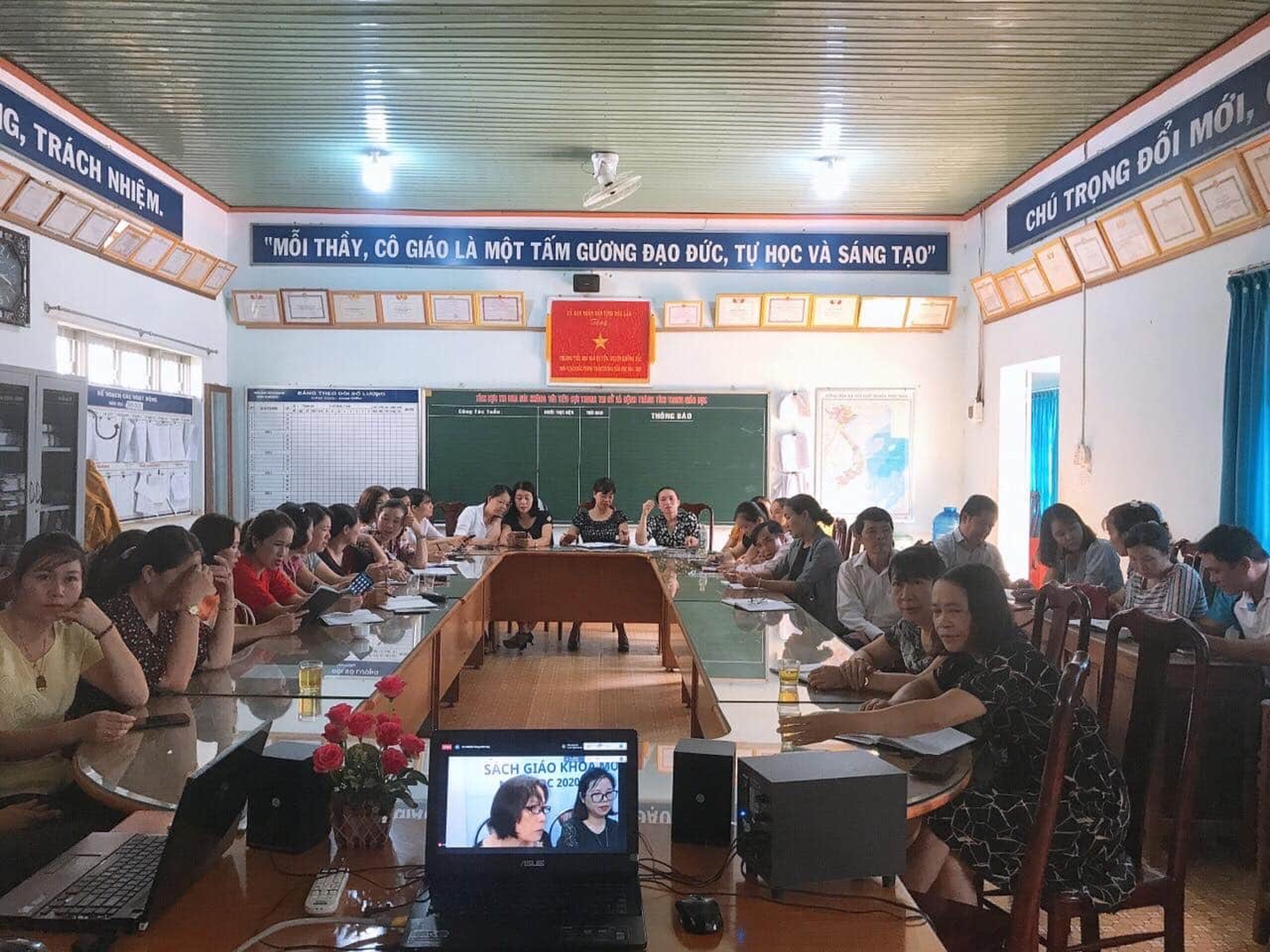 Tập huấn trực tuyến sử dụng Sách giáo khoa lớp 1 chương trình GDPT 2018. Cụm số 2 _Krông Pắc tại trường tiểu học Ngô Quyền (22/7/2020- 28/7/2020) Tập huấn trực tuyến sử dụng Sách giáo khoa lớp 1 chương trình GDPT 2018. Cụm số 2 _Krông Pắc tại trường tiểu học Ngô Quyền (22/7/2020- 28/7/2020)