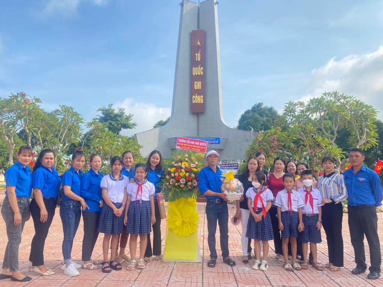 Đại diện BGH – BCHCĐ – Đoàn – Đội trường TH Ngô Quyền tổ chức viếng nghĩa trang Liệt sỹ nhân kỉ niệm 75 năm ngày Thương binh – Liệt sỹ(27/7/1947-22/7/2022) vào ngày 26/7/2022